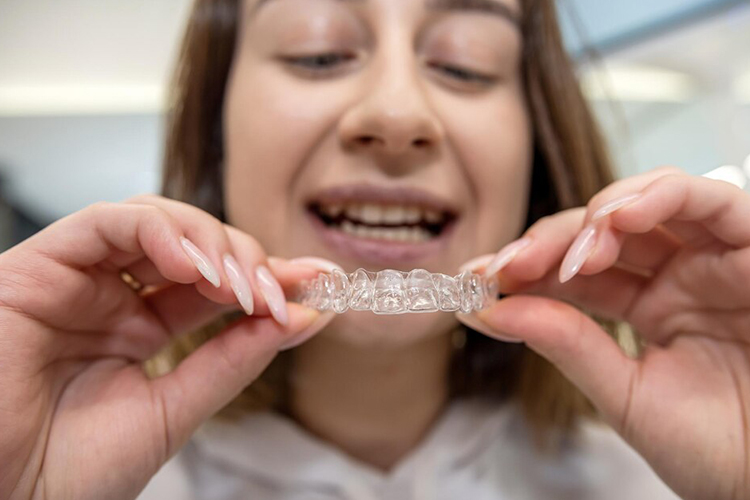 پلاک‌های نامرئی ارتودنسی، گزینه‌ای مناسب برای اصلاح ناهنجاری‌های دندان‌ها هستند.